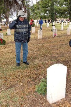 Cliff Terry of SaddleBrooke Ranch saluting a veteran’s grave
