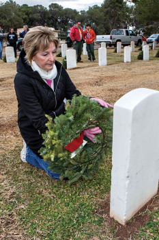 Linda Nicholson of SaddleBrooke Ranch laying wreath at veteran’s grave
