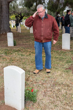 Tom Sorensen of SaddleBrooke Ranch saluting veteran’s grave
